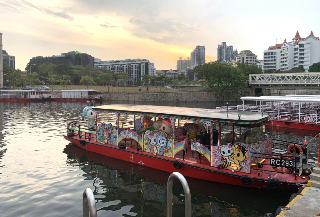 Barco decorado en un canal de Singapur al atardecer, en la zona de Clarke Quay