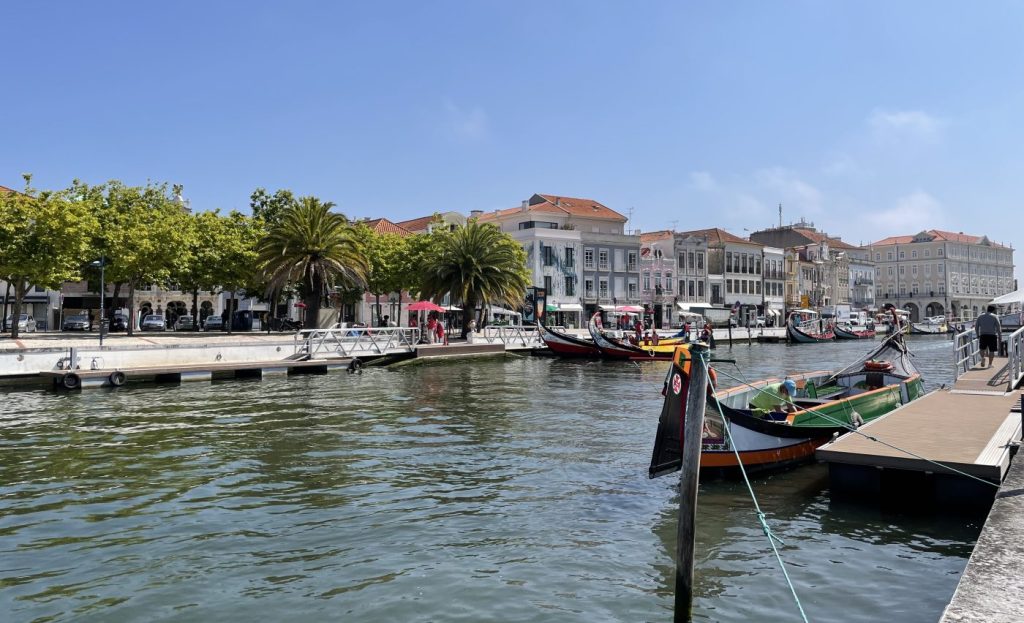 Vista del canal de Aveiro con casas coloridas y barcas tradicionales