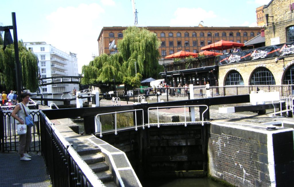 Zona del mercado de Camden junto al canal, con esclusas, terrazas y ambiente urbano