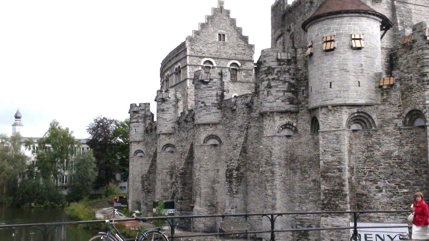 Castillo junto al canal en Gante, Bélgica