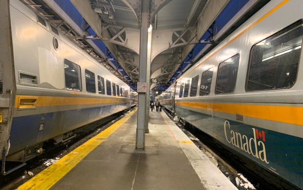Dos trenes esperando para salir en la estación de tren