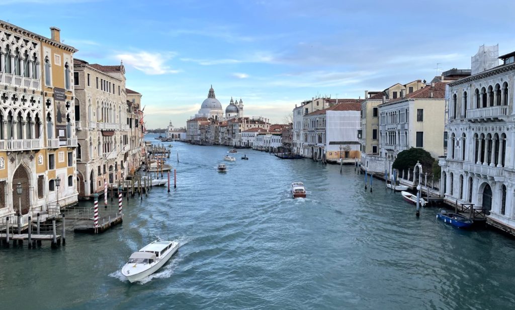 Vista del Gran Canal de Venecia con la Basílica de Santa Maria della Salute al fondo, al atardecer