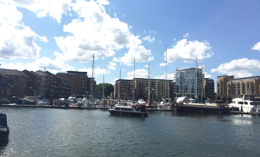 Veleros y yates amarrados en Limehouse Basin, una marina conectada al Regent’s Canal y al río Támesis en el este de Londres