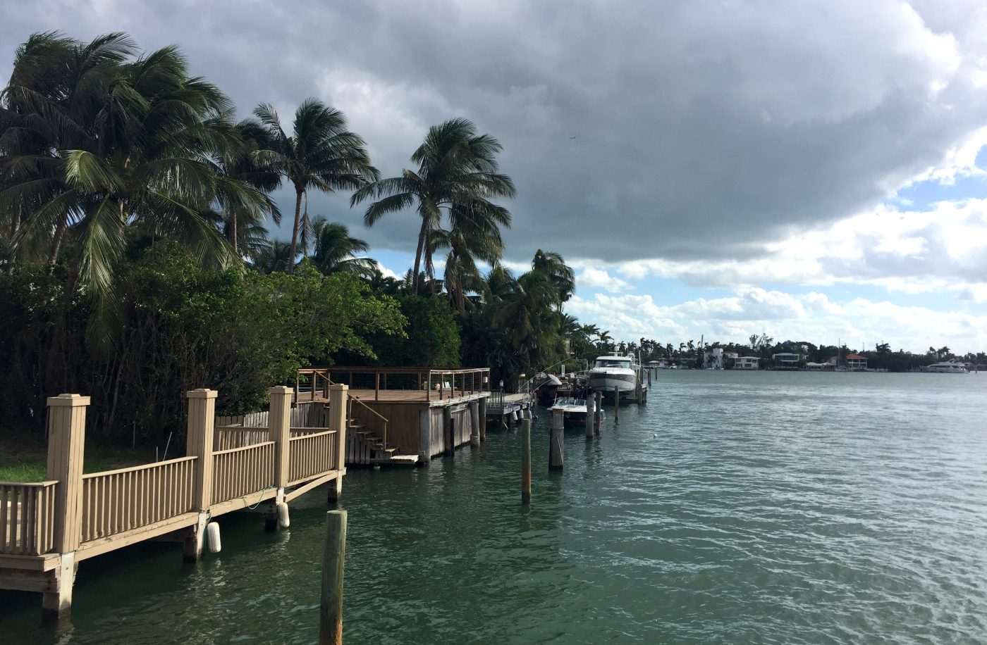 Pequeños barcos amarrados en muelles privados frente a casas junto a un canal en Miami