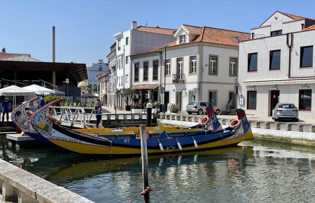 Moliceiros aparcados en el canal de Aveiro, Portugal