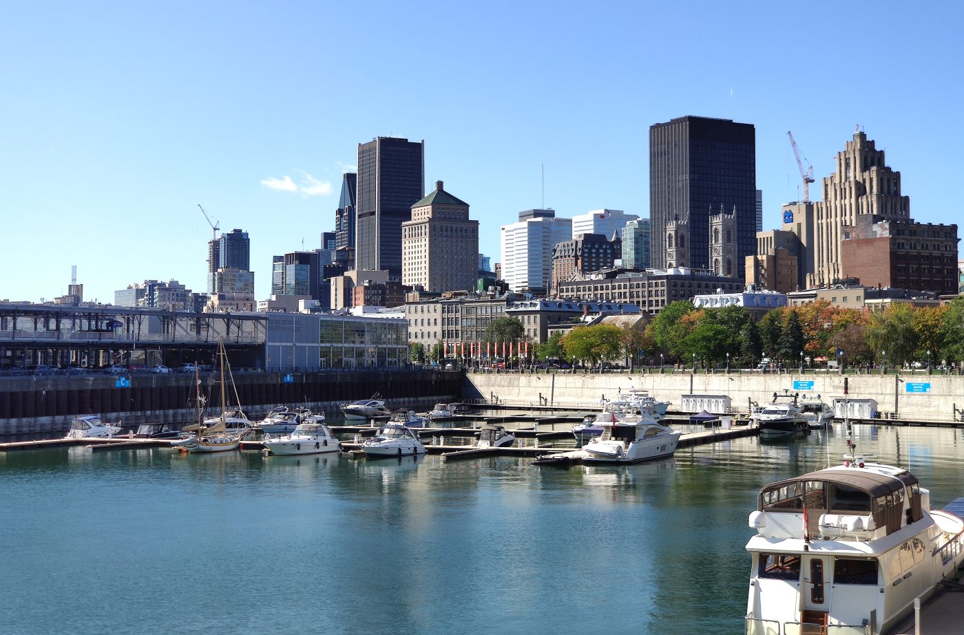 Vista del skyline de Montreal desde el Vieux-Port con barcos amarrados en primer plano