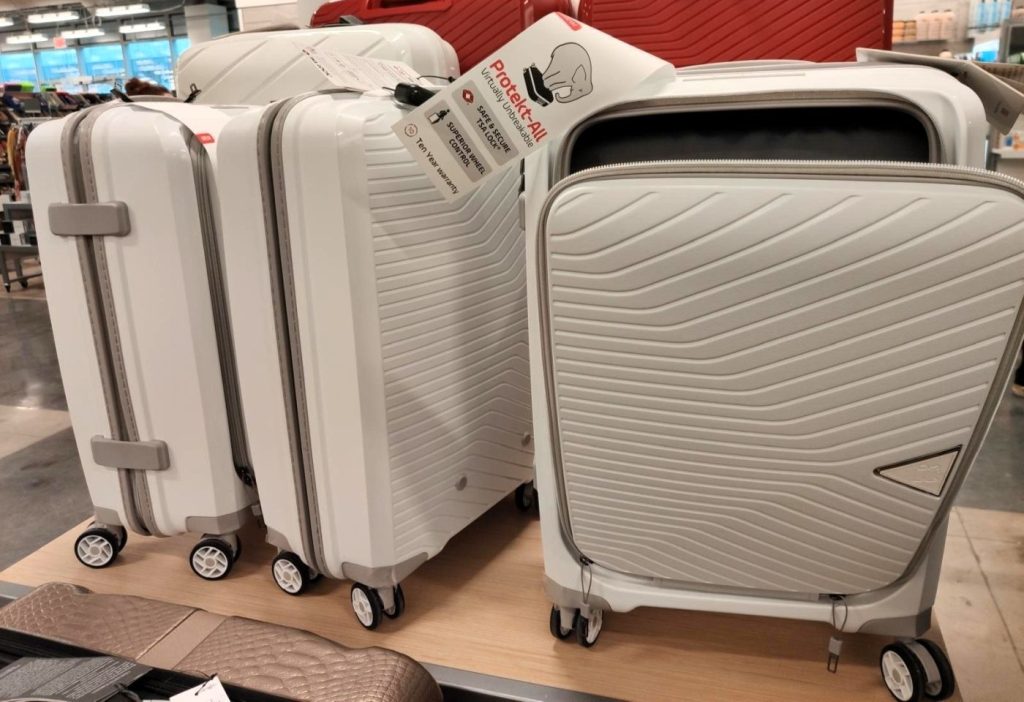 Maletas en una tienda