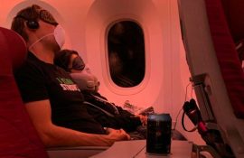 Dos viajeros durmiendo en pleno vuelo para combatir el jet lag
