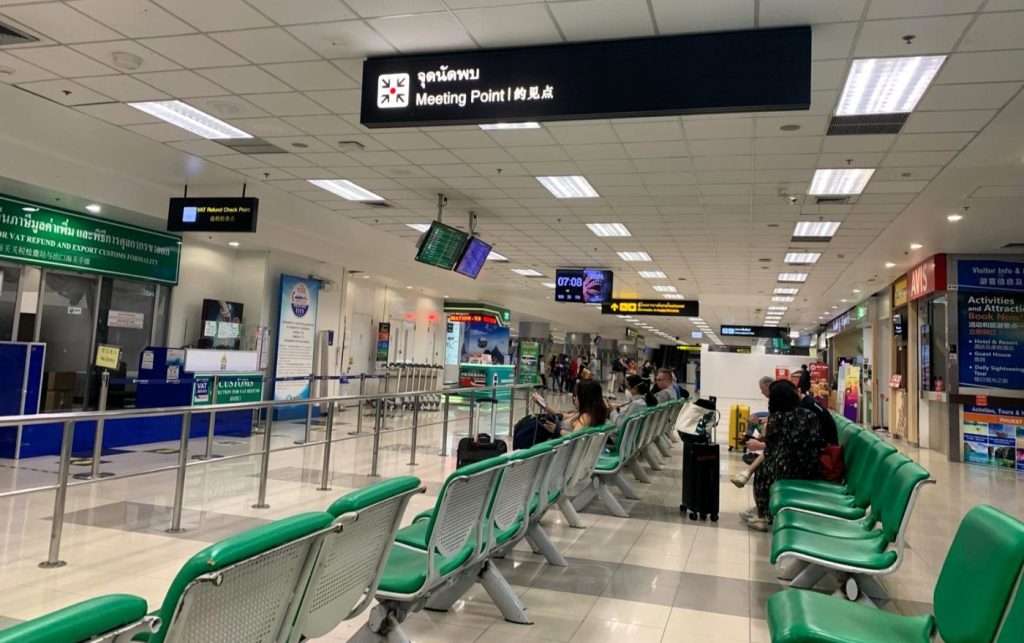 Sala de espera en el aeropuerto antes de embarcar