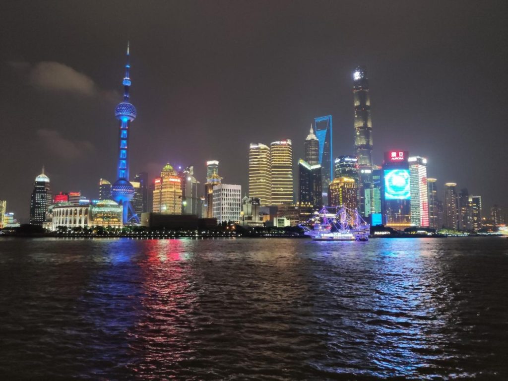 Vista nocturna del skyline de Shanghái
