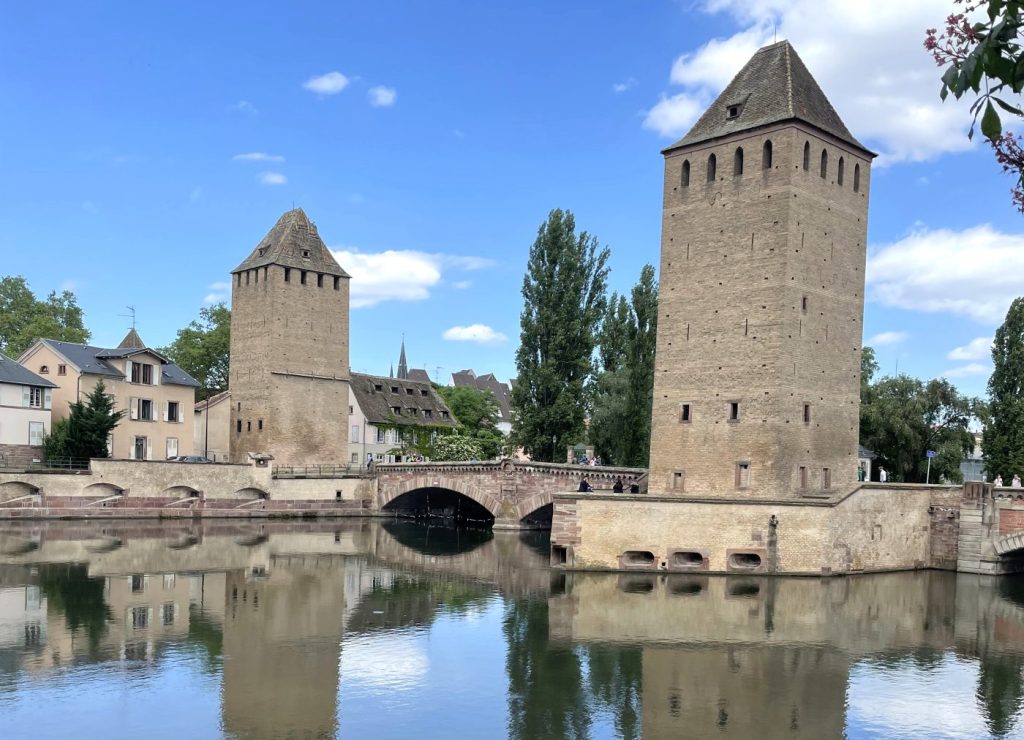 Torres medievales y puente reflejados en el canal de Estrasburgo, Francia