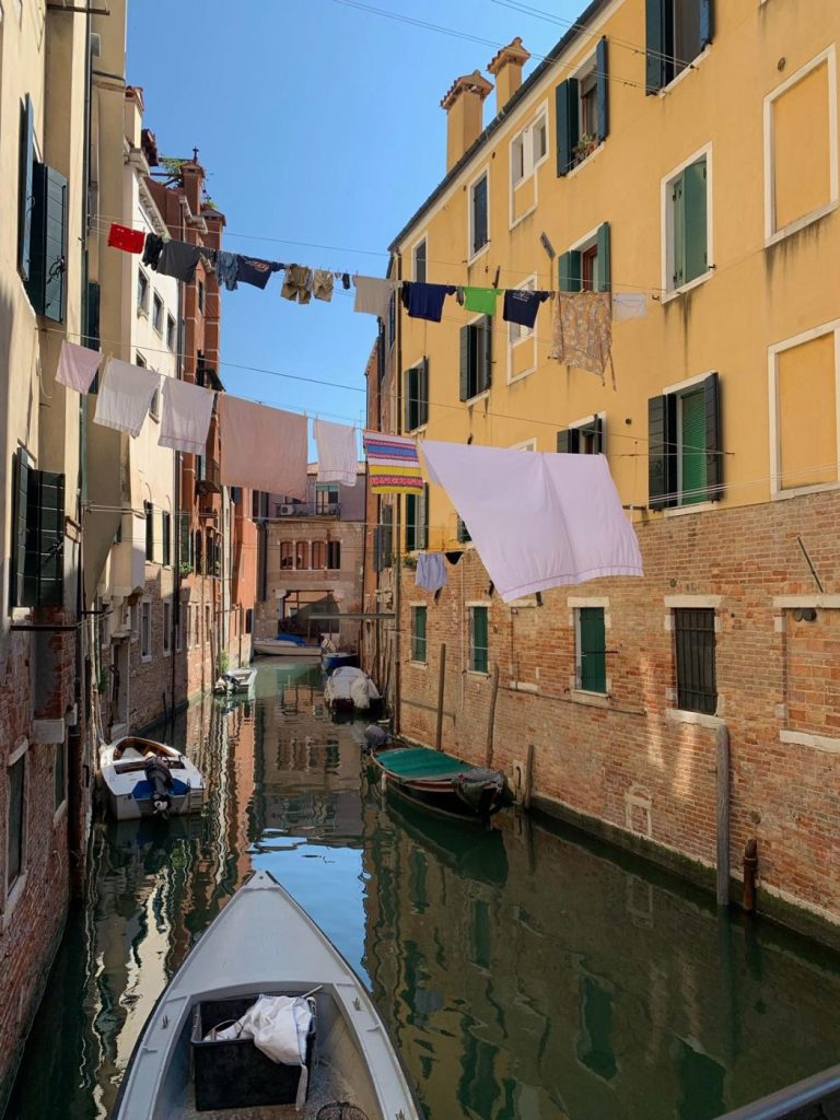 Un canal de Venecia con la ropa tendida