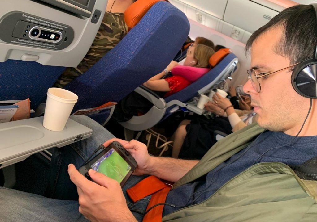 Yo jugando a la Switch en un vuelo largo para mantenerme entretenido